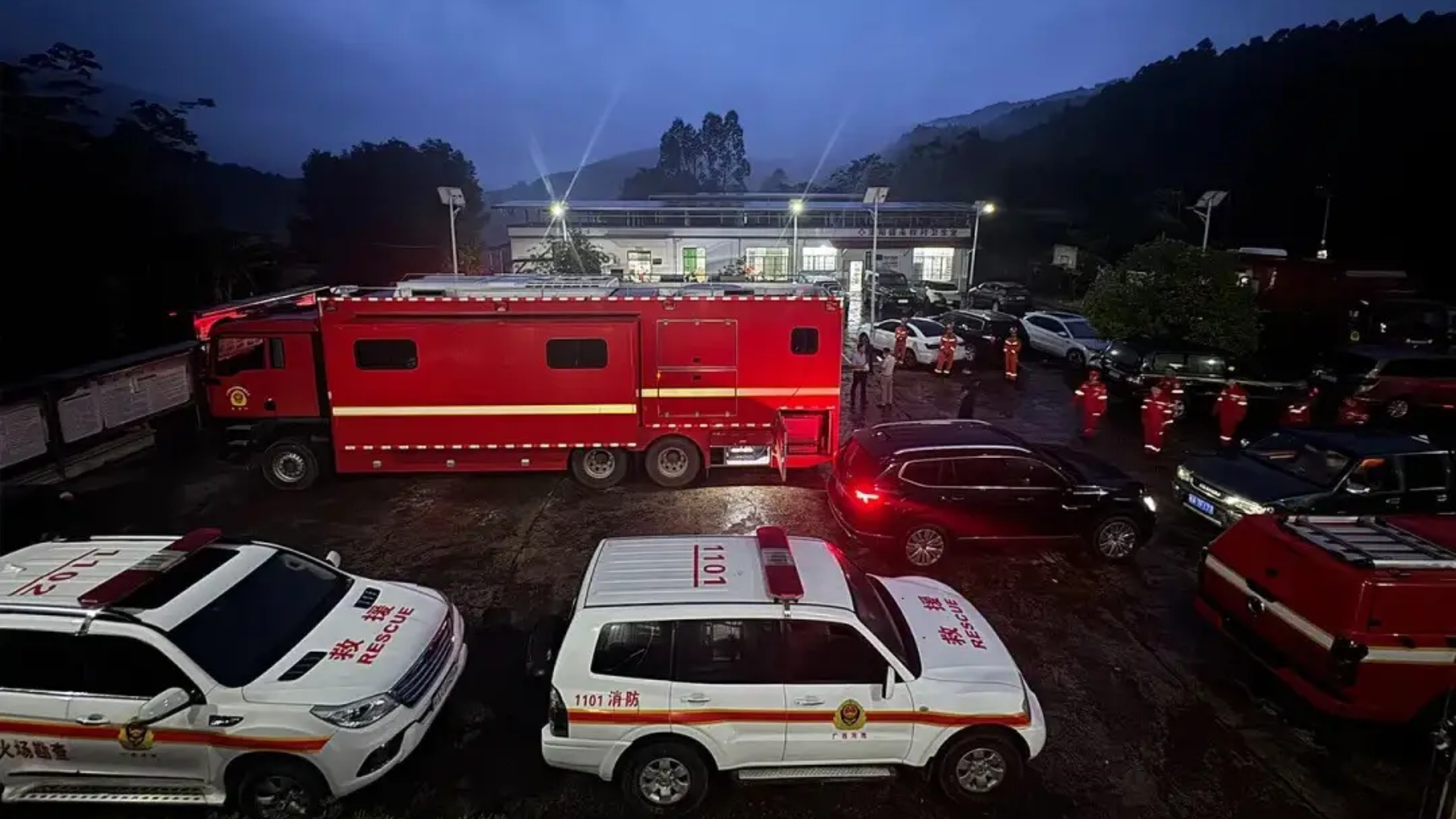 廣西環江載15人客貨車墜河-已致1人死亡仍有9人失聯