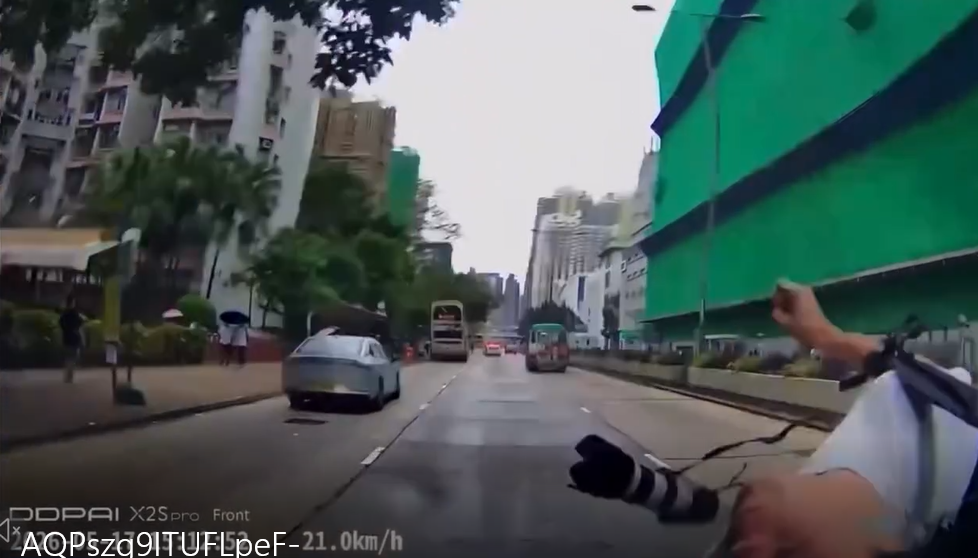 有片-熱話-長沙灣巴士迷衝出馬路拍照遭撞-網民倒斥-累己累人