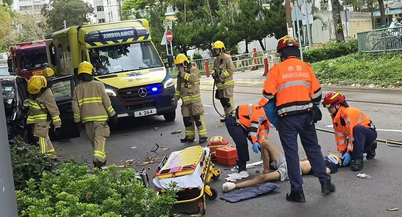 屯門友愛路私家車撞持刀男司機逃去-警方檢牛肉刀及逾200枚依托米脂煙彈