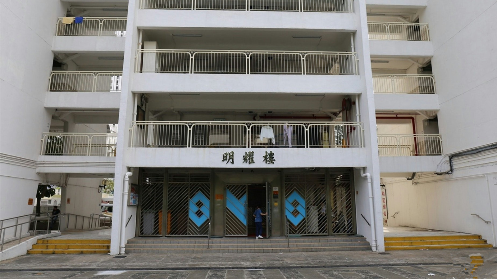乙明邨六旬漢疑與子為學費問題爭執墮樓亡-重案組調查後拘死者妻兒