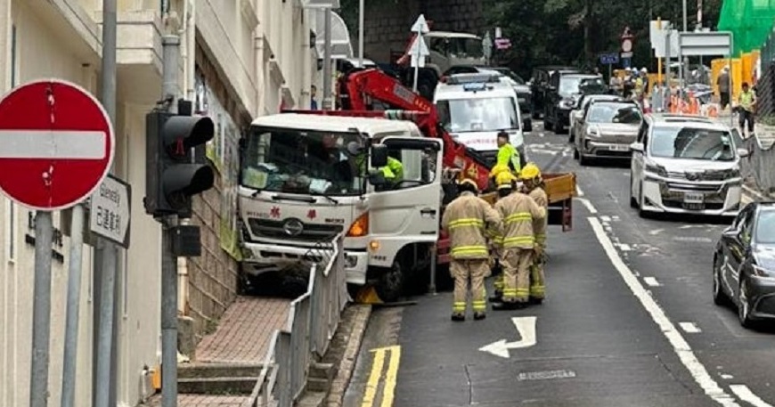 中環己連拿利吊臂車疑無拉手掣-俯衝撞毀8米欄及幼稚園外牆