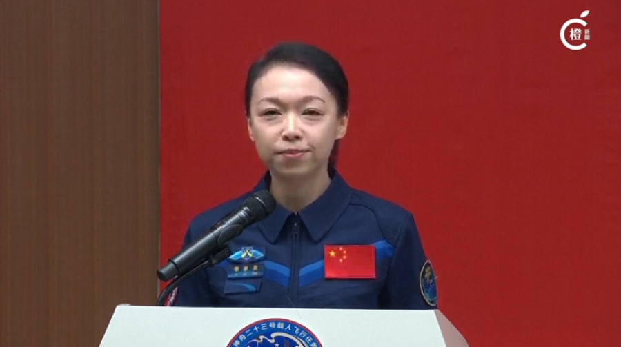 神二十三-黎家盈母校何傳耀中學送祝賀-指黎在學期間已展現堅毅精神