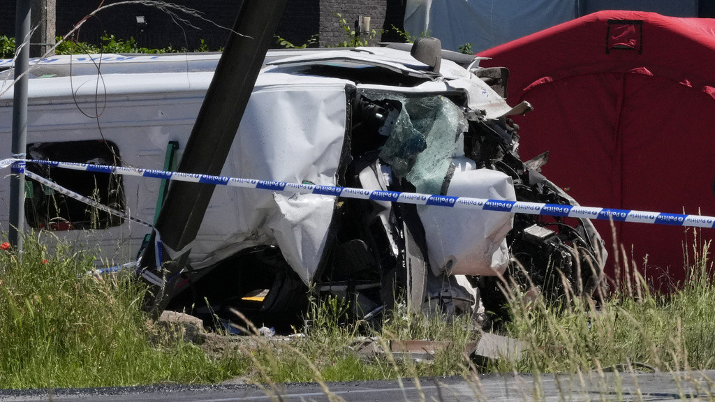 比利時火車撞校巴釀四死兩傷-死者包括兩學生