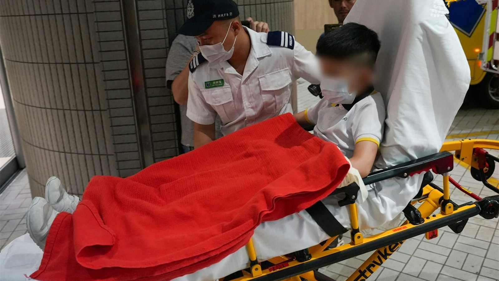 疑挨升降機門肇禍-旺角8歲男童遭夾傷送院