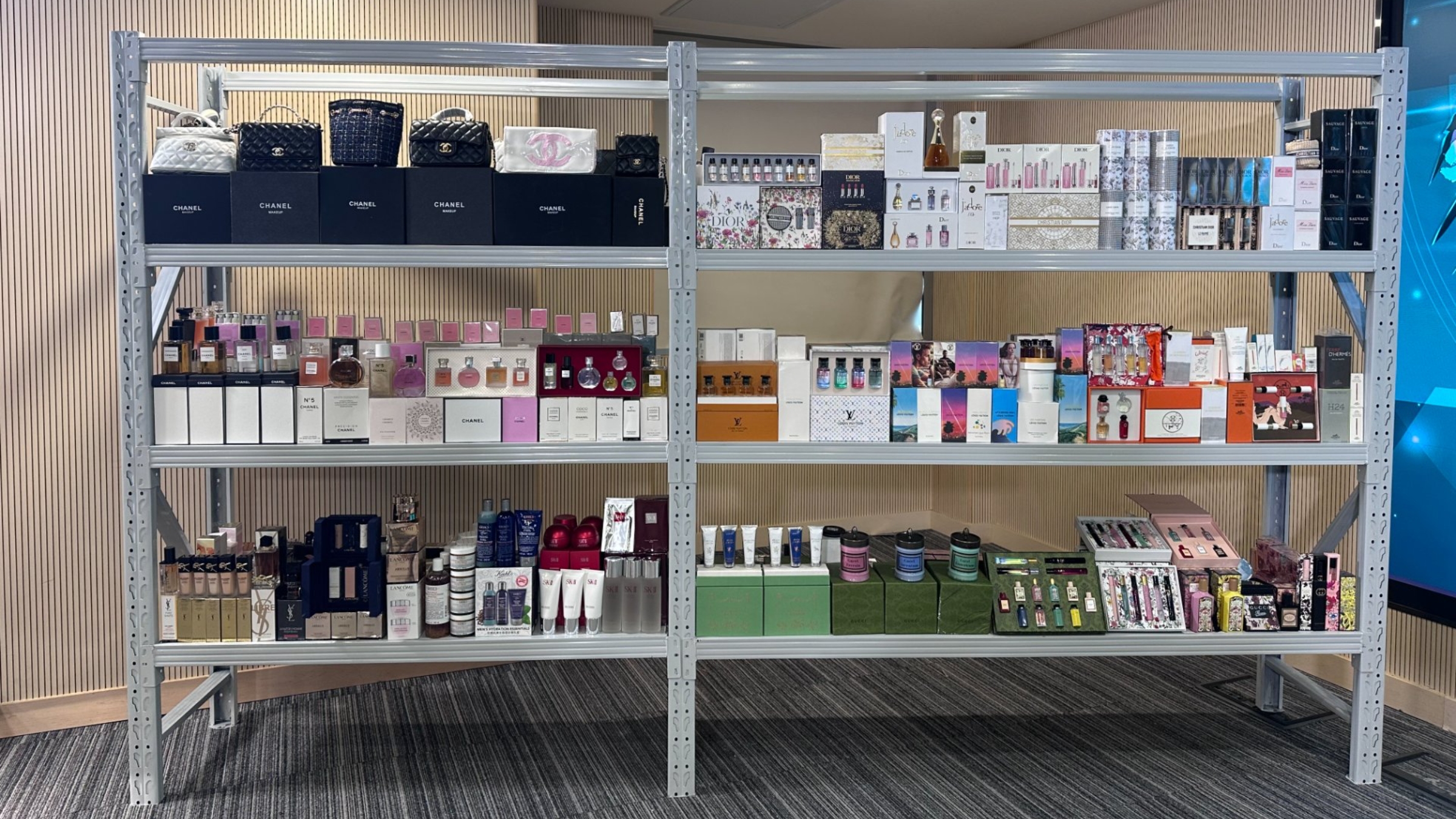 海關搗破網店售賣冒牌香水及護膚品-檢獲市值約150萬元貨物拘捕1人