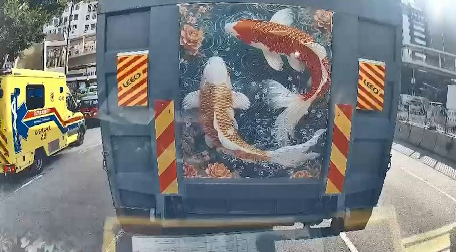 熱話-貨車葵涌行駛途中突落尾板-跟尾司機急倒車避過一劫-網民批-隨時搞出人命