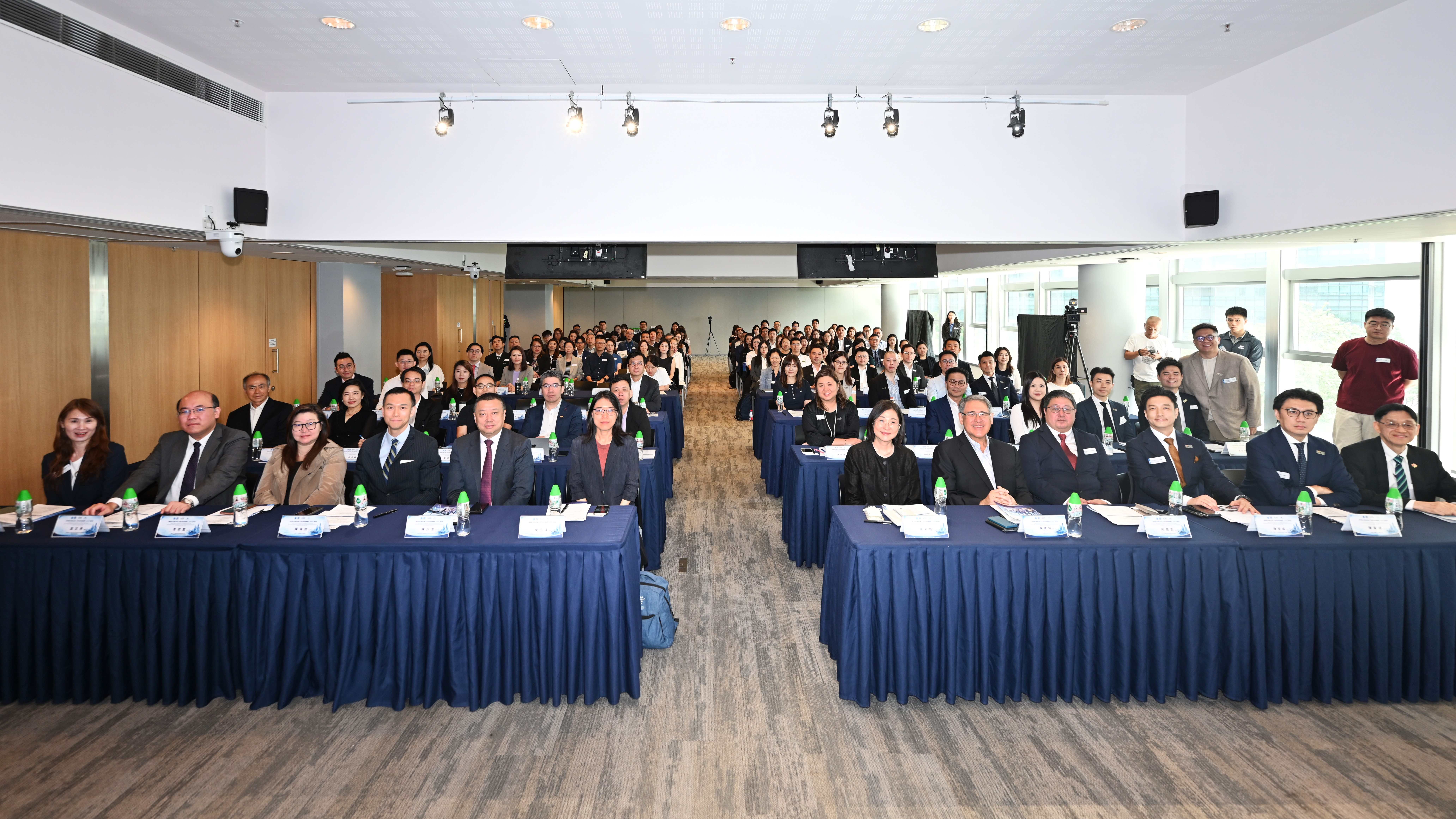 粵港澳大灣區企業人才現狀與發展趨勢-2025-報告發布-灣區企業招聘趨審慎--技術-管理-複合型人才最緊缺