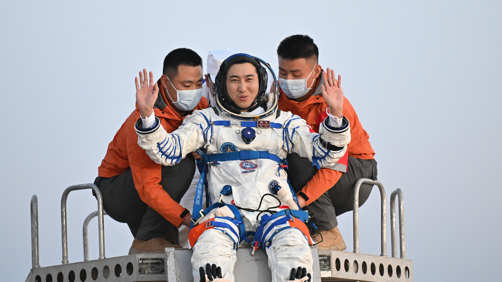 神二十一乘組返回地球成功著陸-航天員順利出艙