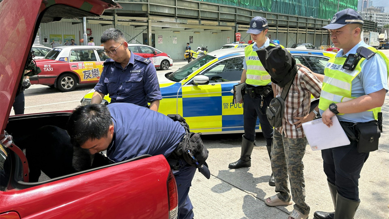 九龍城的士行車左搖右擺遭警截停-七旬司機涉毒駕被捕