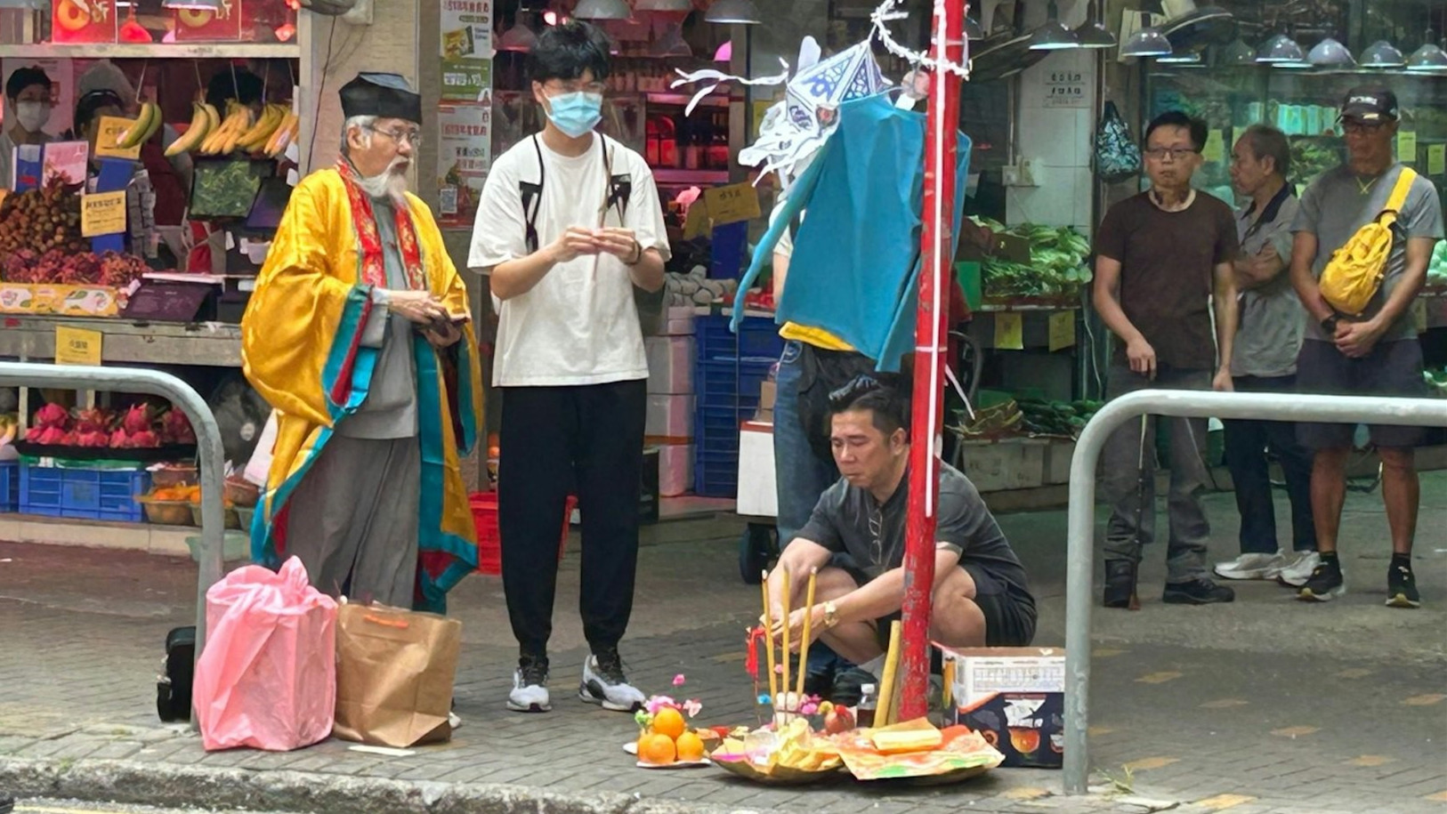 葵涌九巴撞斃單車外賣員-死者妻兒及親人傷心路祭