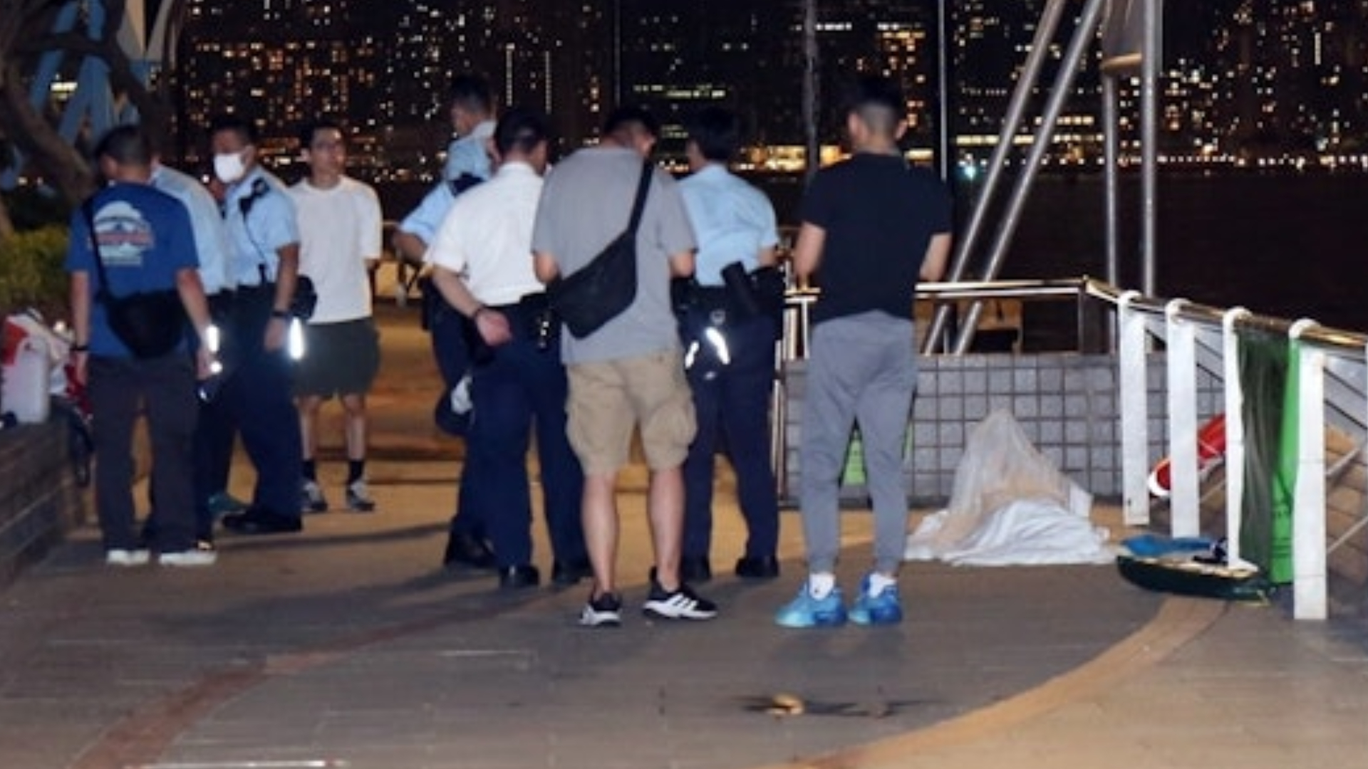 71歲男子鰂魚涌公園對開海面疑游泳遇溺-消防蛙人離岸3米海中尋回遺體