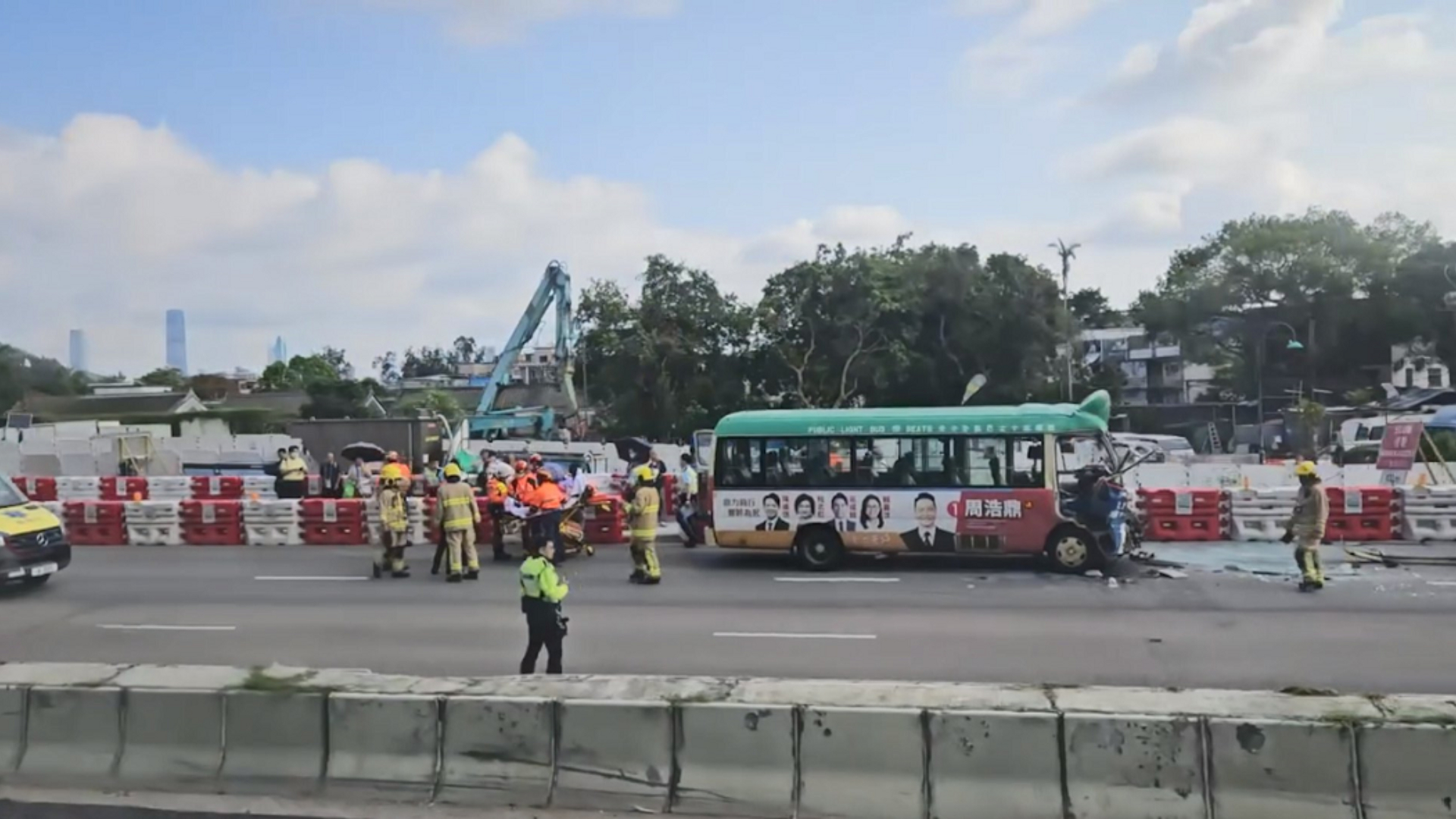 粉嶺公路今早三車相撞-十餘人受傷小巴司機一度被困