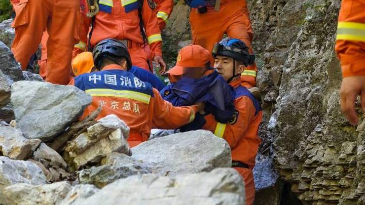 一家四口被困北京鐵駝山4天後獲救-消防-勿跟風打卡未開發網紅野山
