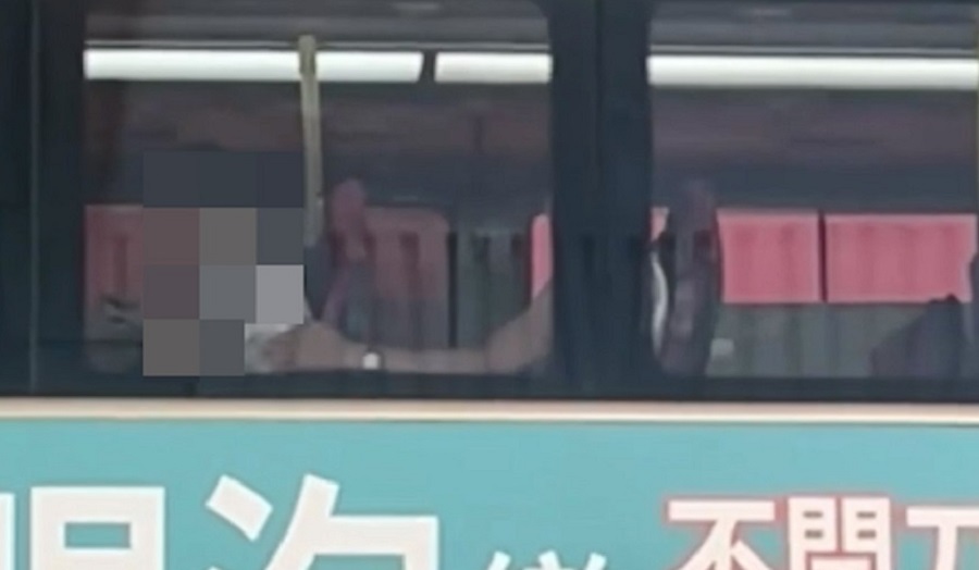 有片-熱話-九巴男乘客疑似摸胸非禮前座少女激起公憤-網民-應報警拉佢