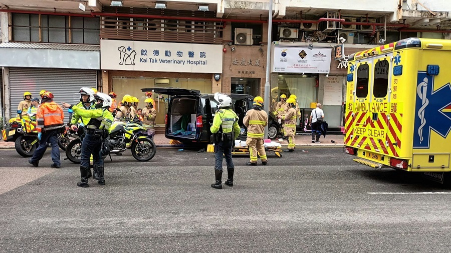 交通意外-客貨車土瓜灣貴州街失控剷上行人路-兩男女途人被撞傷送院治理