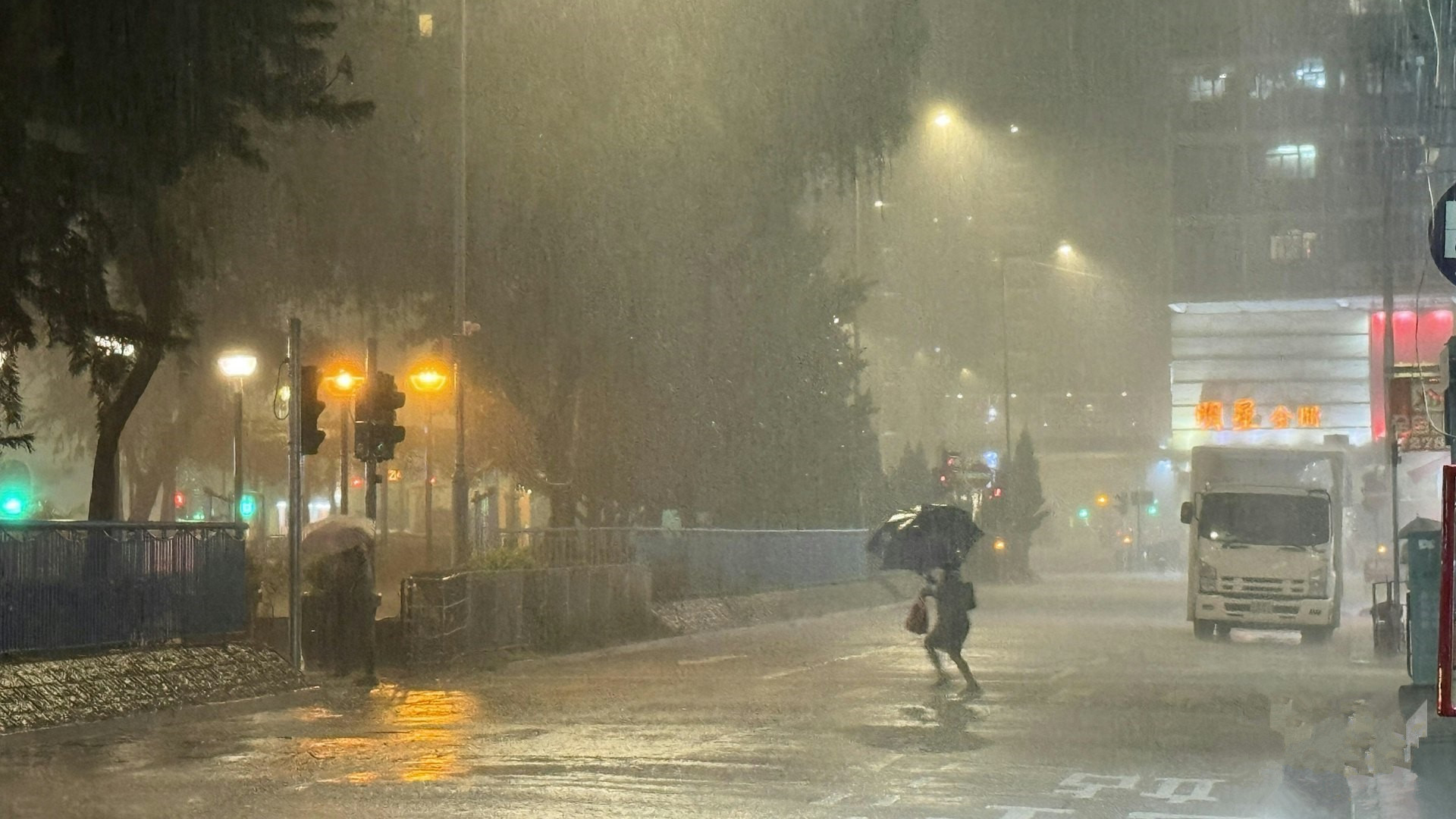 天文台改發紅色暴雨警告-廣泛地區雨勢持續