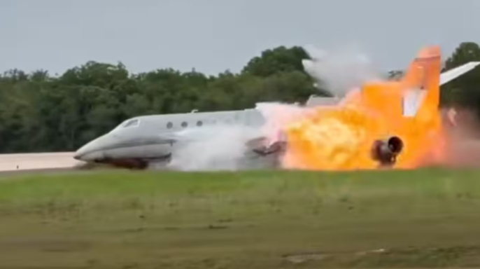 有片-一架私人飛機在多米尼加緊急降落時爆炸-兩名美國公民遇難