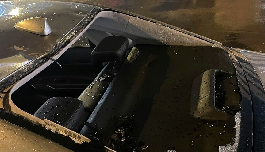 有片-熱話-堅拿道天橋天降異物擊中私家車尾窗-車主-與死神擦身而過