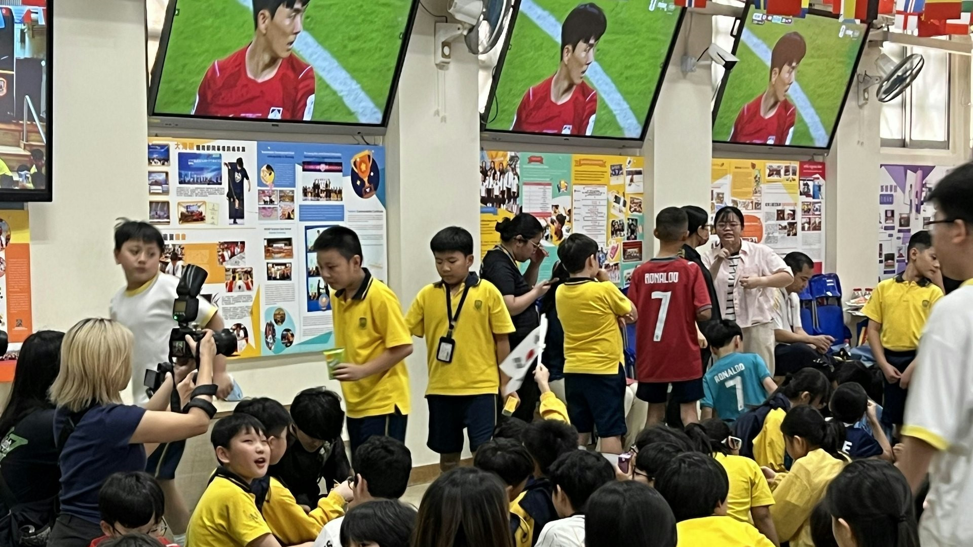 世界盃2026-小學直播南韓對捷克-800師生齊睇波氣氛熱烈