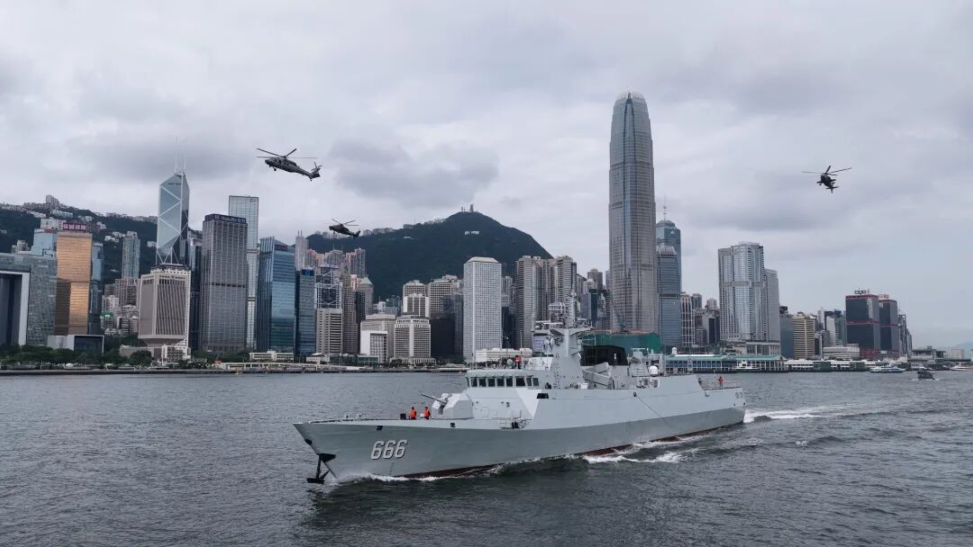 多圖-駐港部隊出動陸海空部隊組織聯合巡邏-演練聯合反恐等實戰內容