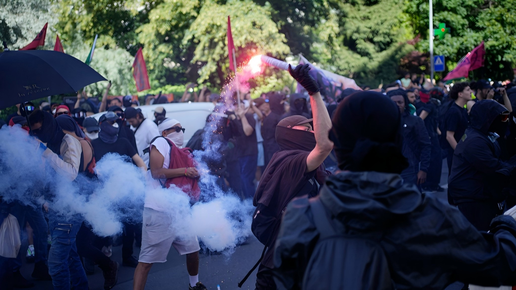 G7峰會前夕日內瓦爆發兩萬人示威-抗議者焚燒Tesla砸毀聯合國機構窗戶