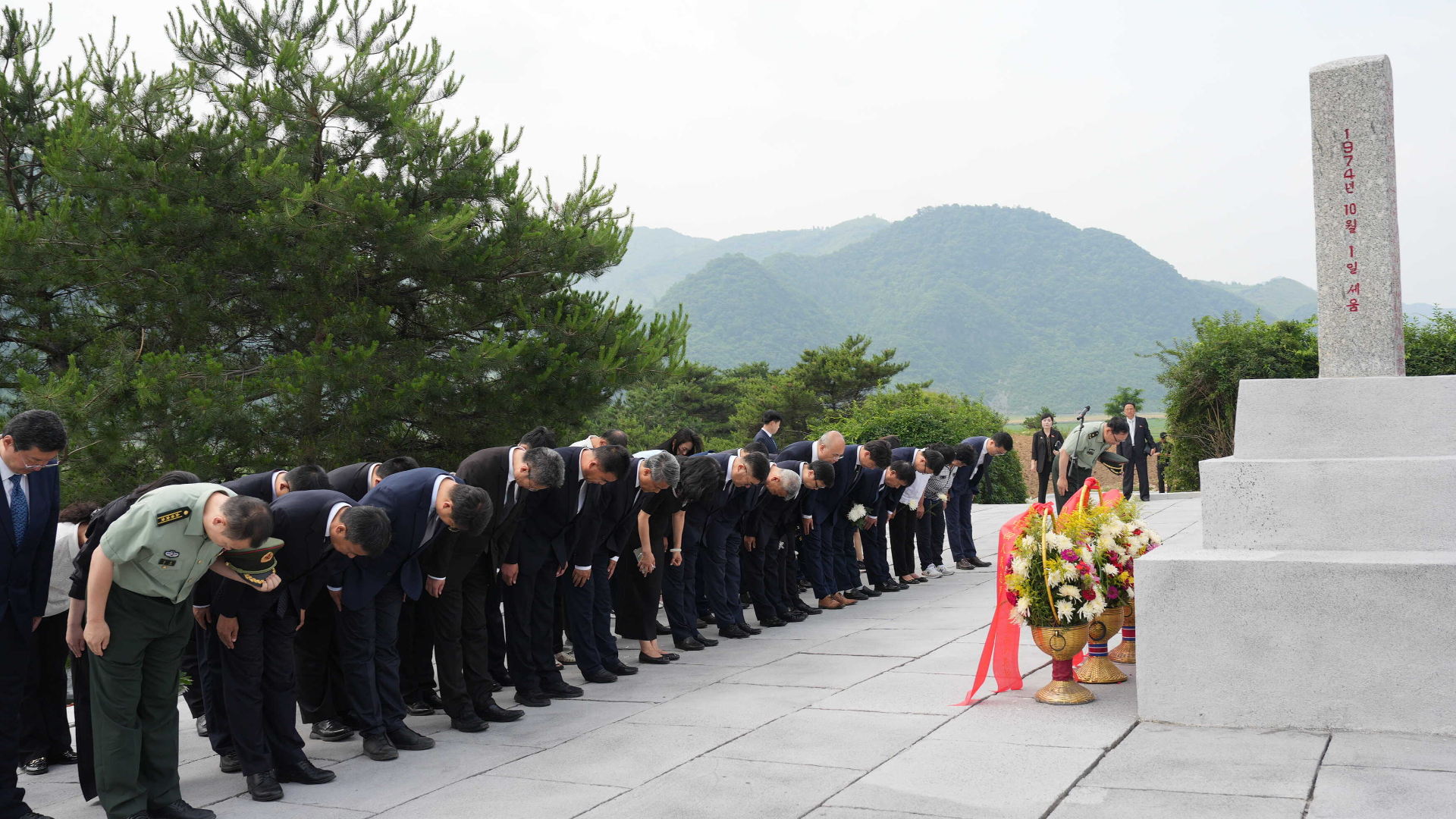 中國駐北韓大使館祭掃志願軍烈士墓-倡開展富有特色的革命傳統教育