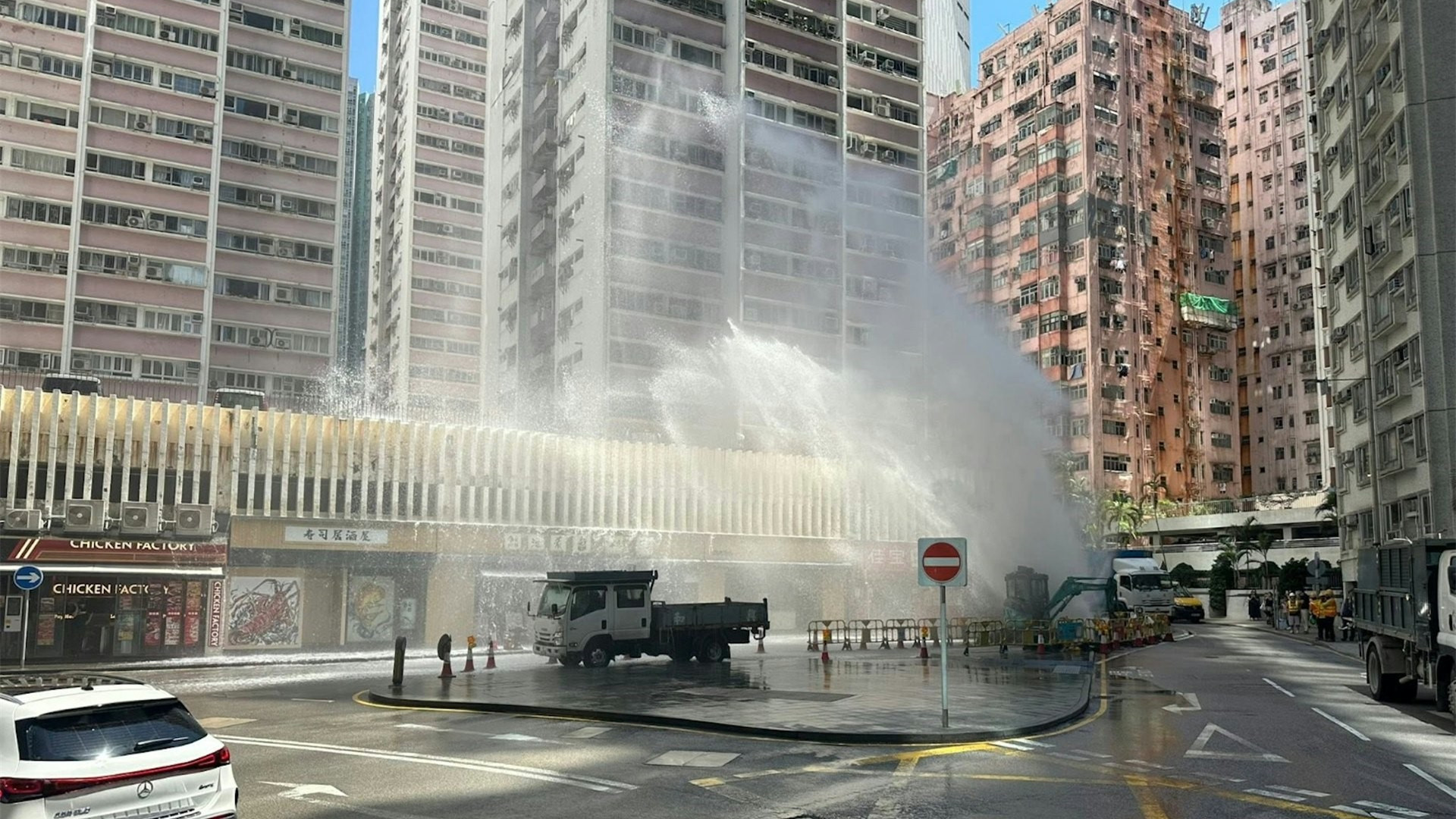 有片-鰂魚涌華蘭路爆鹹水管-約10輛車報稱受損