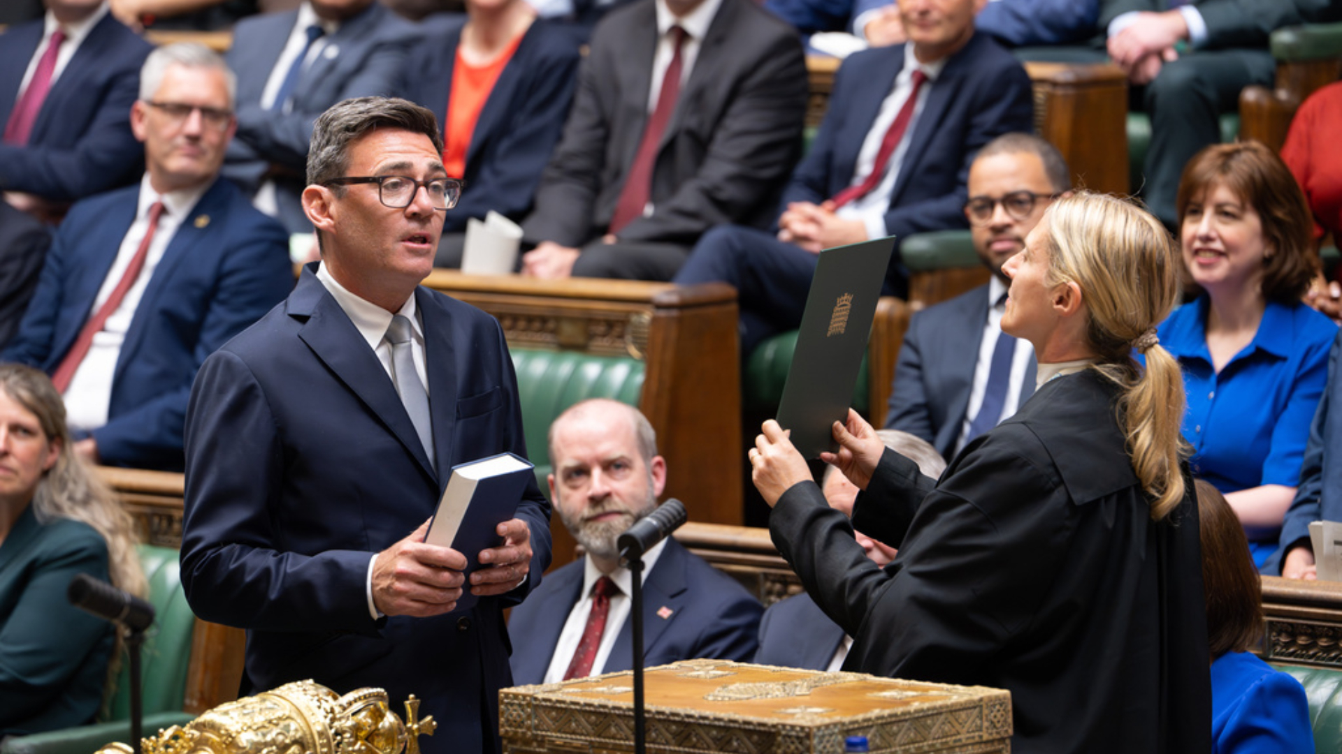 英議會補選大勝重返下院-貝安德宣誓就職議員並角逐工黨黨魁