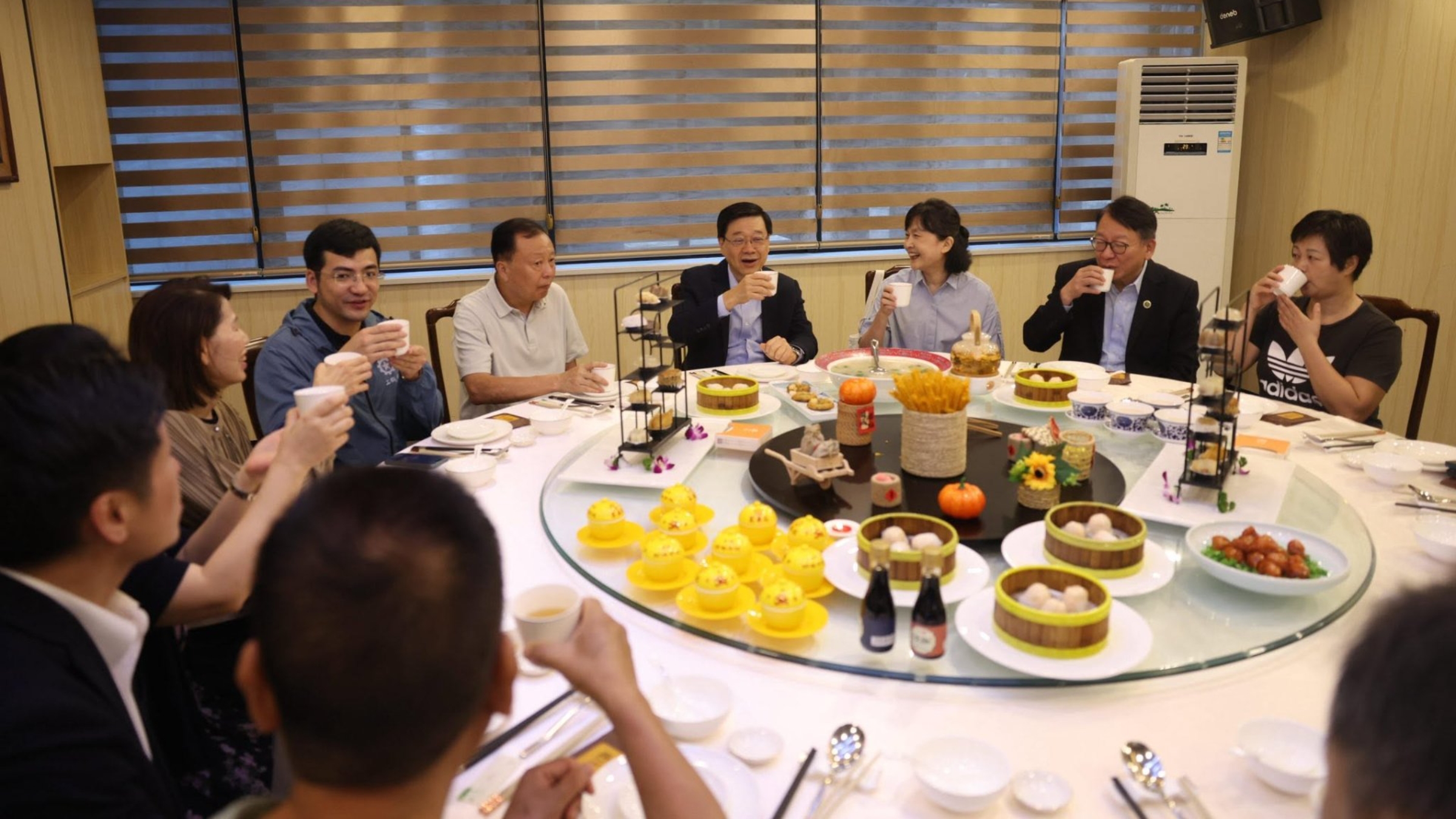 李家超與在閩香港長者茶聚-稱現金援助下月起可直接匯入內地銀行帳戶