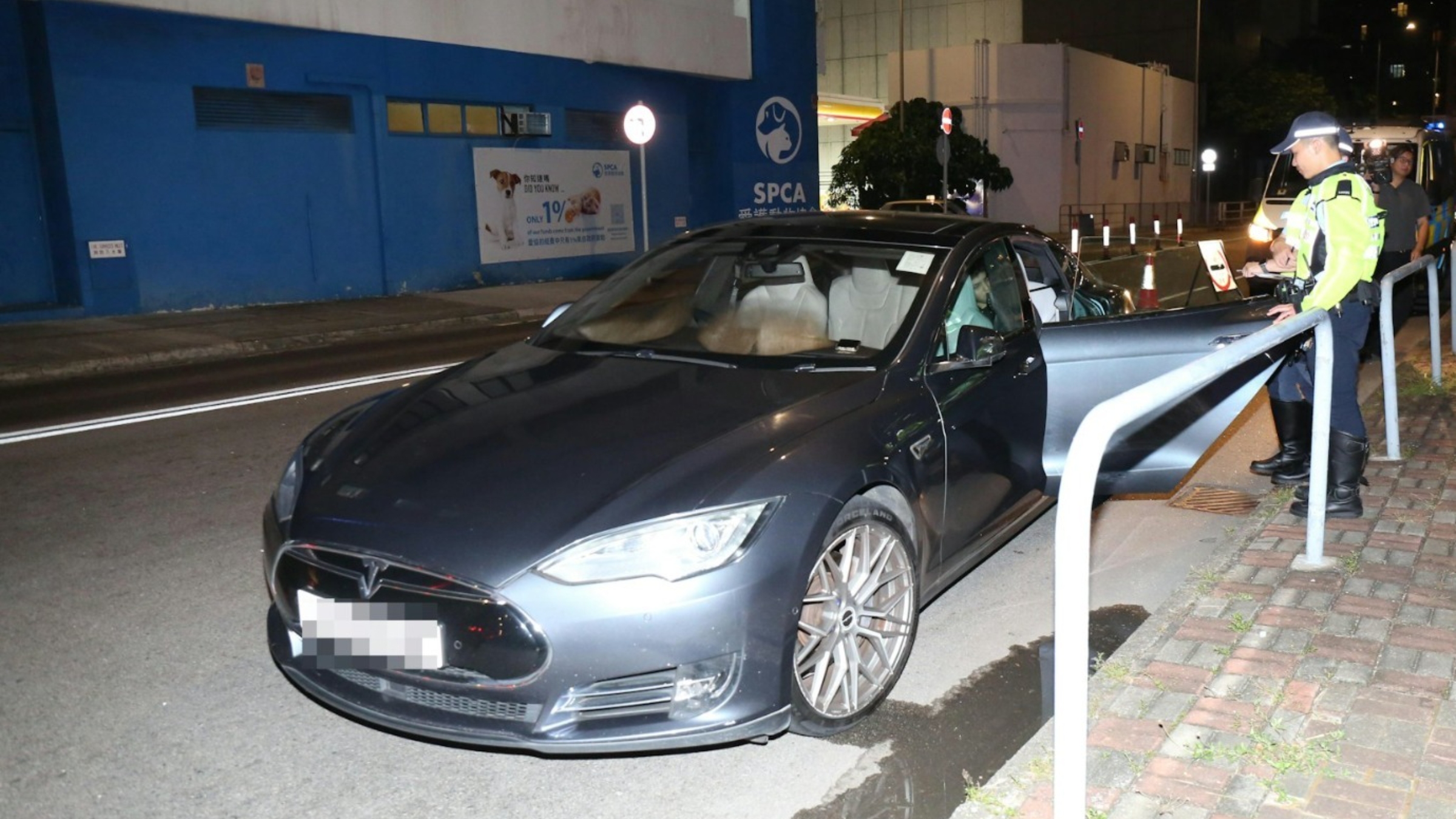 巴裔青年灣仔無牌駕駛遇截查-疑醉父要求-揸大膽車-雙雙被捕