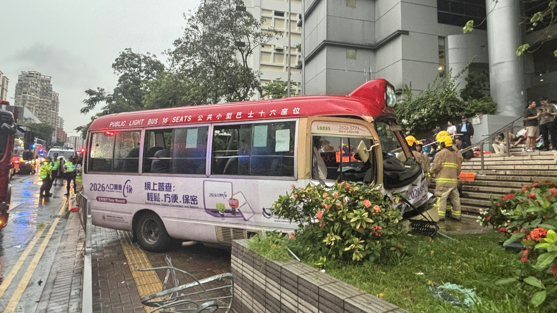 九龍城法院對開小巴剷行人路致1死18傷-司機涉危駕被捕
