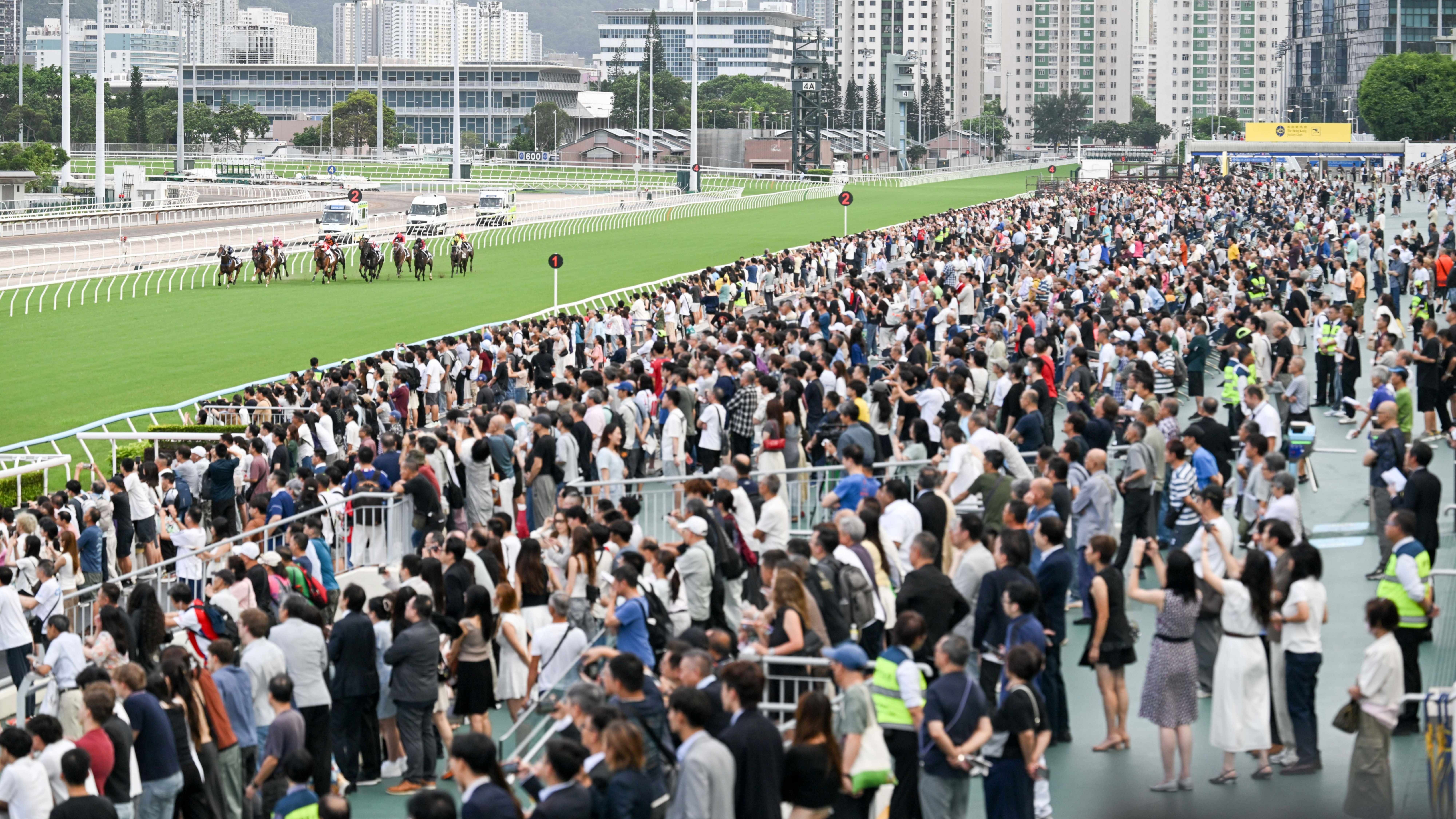 回歸29周年-沙田馬場回歸賽馬日逾2-7萬人入場-旅客近9300名