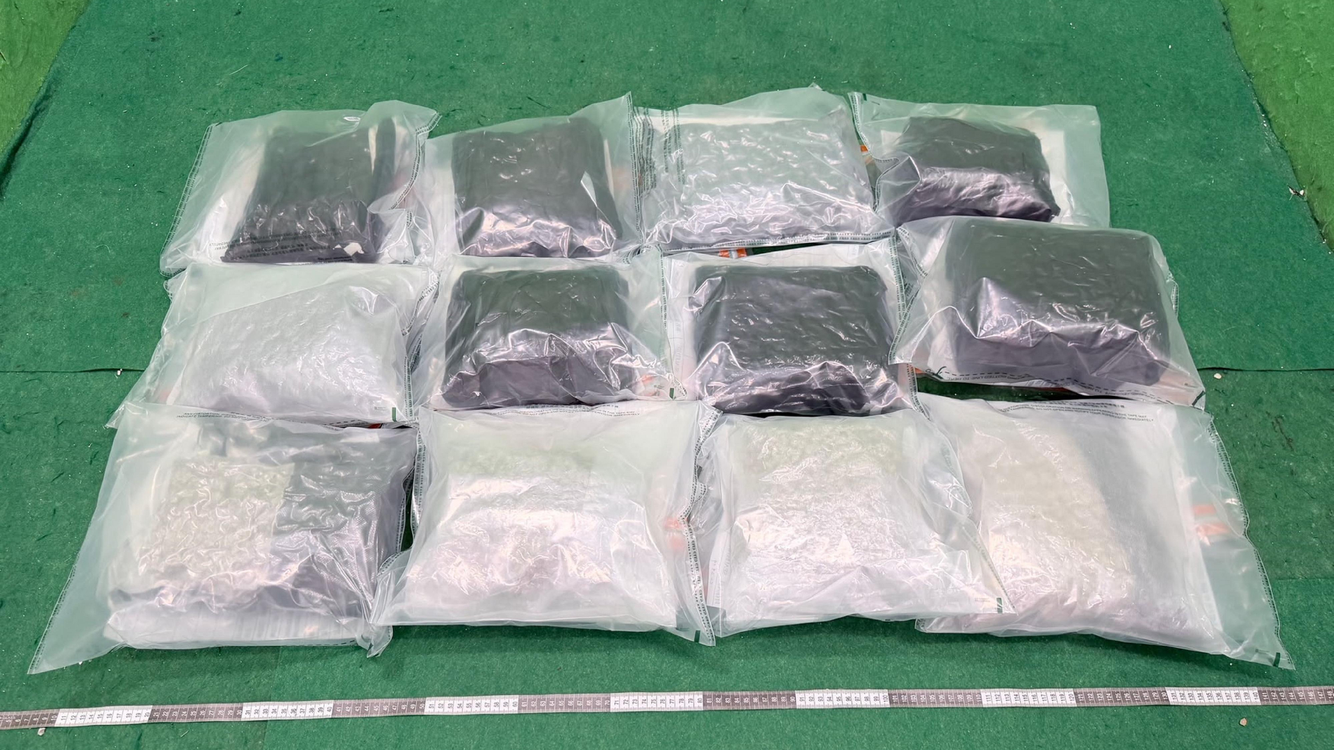 海關機場檢獲市值約400萬懷疑大麻花-拘捕一男一女