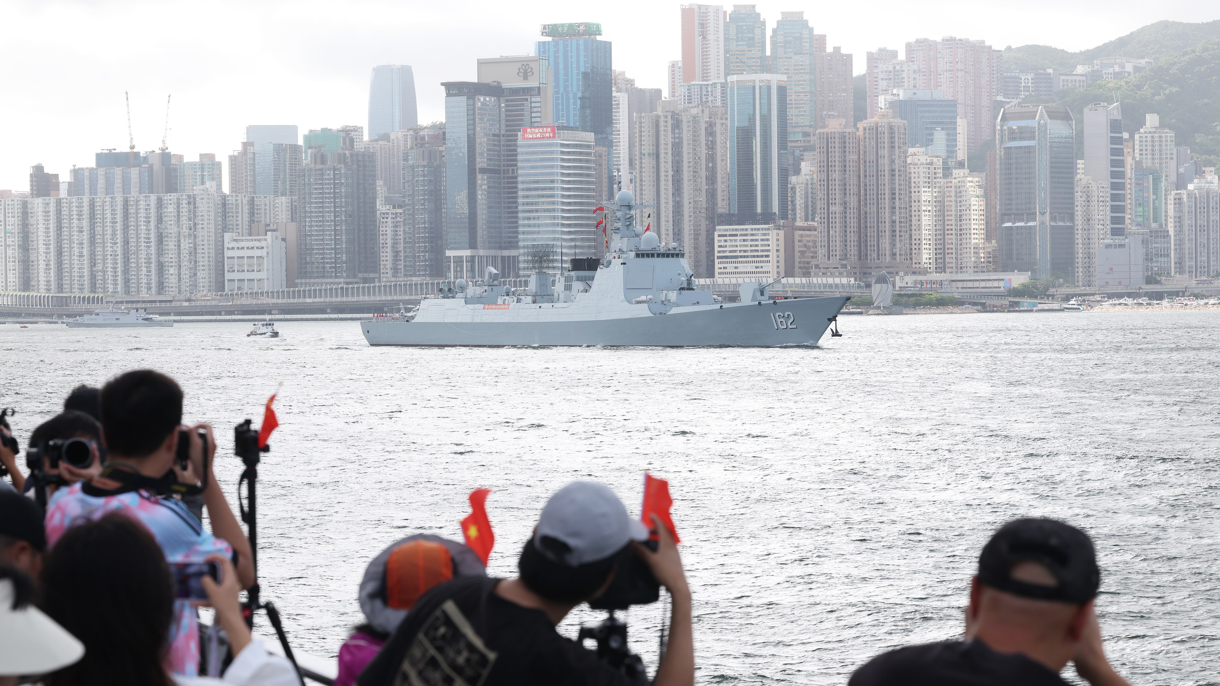 解放軍南寧艦及衡陽艦抵達香港水域-3日至5日向市民開放參觀
