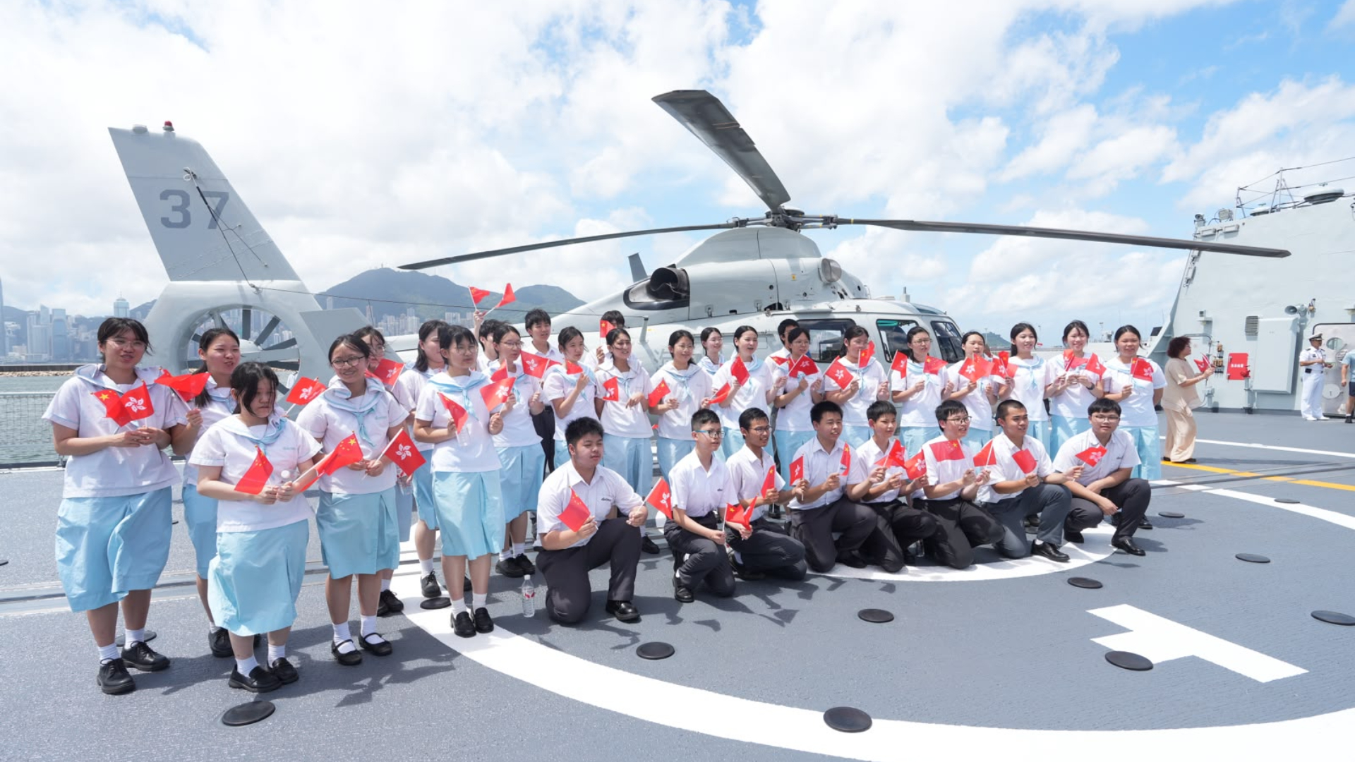圖集-南寧艦編隊抵港-參與歡迎儀式的學生上艦參觀