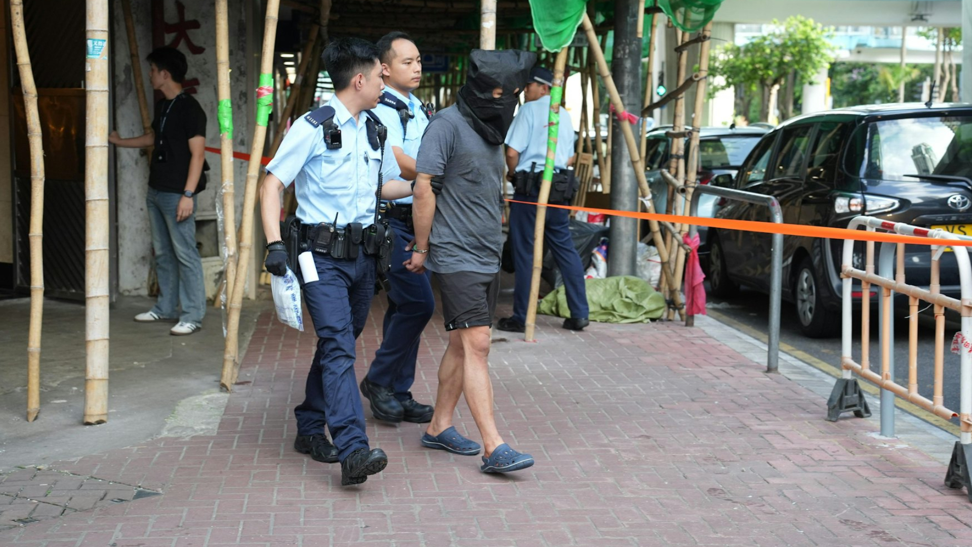 旺角長輝大廈45歲男子送院不治-警拘4人並檢獲毒品