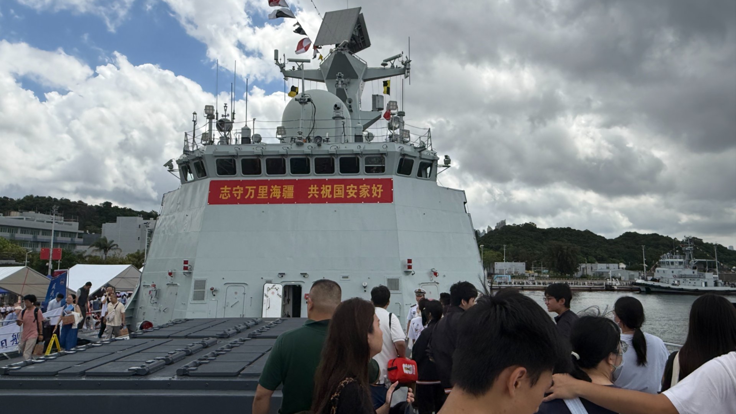 有片-南寧艦軍官稱香港繁華昌盛-冀市民感受到祖國強大
