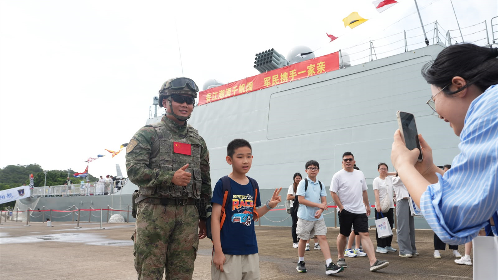 南寧艦衡陽艦第二日開放參觀-小朋友-保護國家很威武