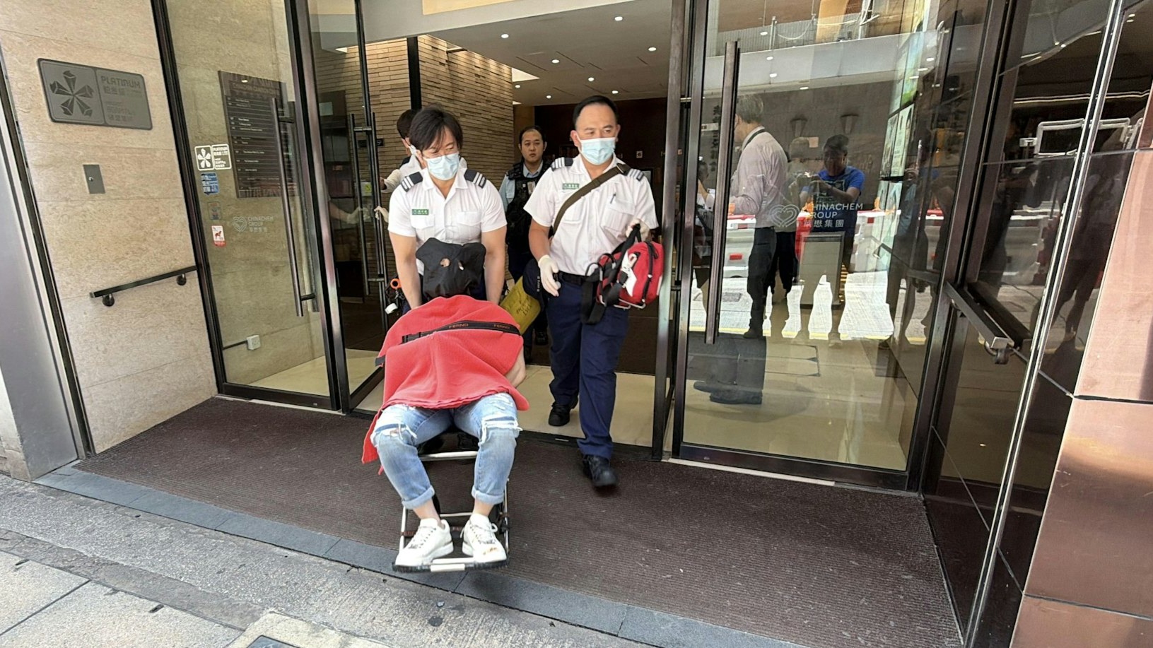 尖沙咀酒吧持刀施襲3人送院-警拘5名涉案男子