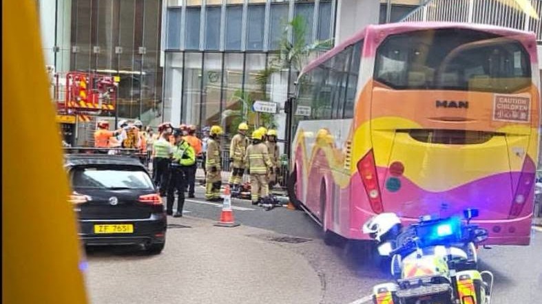 灣仔旅遊巴疑跣胎撞欄撼橋躉-40歲司機受傷送院