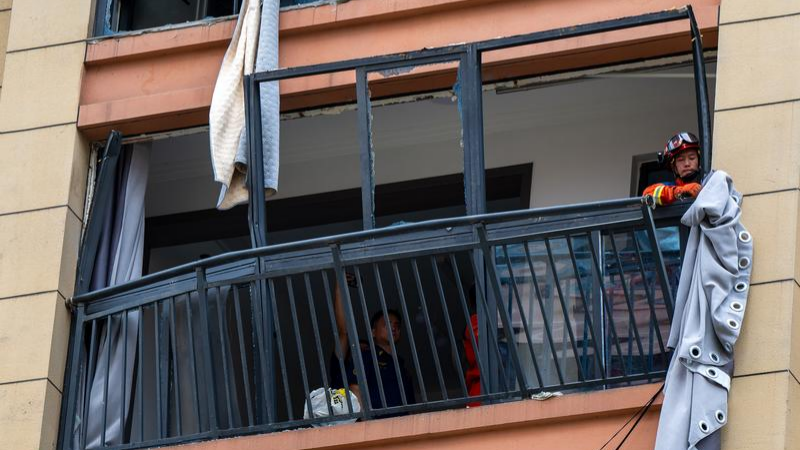 湖北黃岡男子遭12級大風從12樓-吸-出墜樓重傷-客廳瞬間被-掃空
