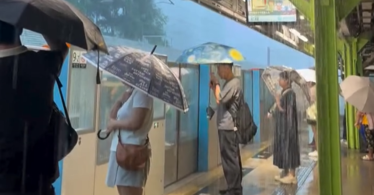 有片-粉嶺站月台疑漏水變水舞間-乘客撐傘候車