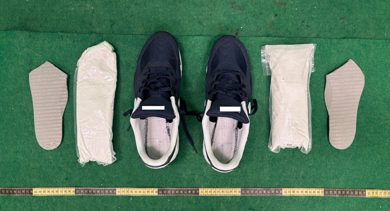 海關機場破獲鞋內藏毒案-檢獲一公斤可卡因-21歲男子今提堂