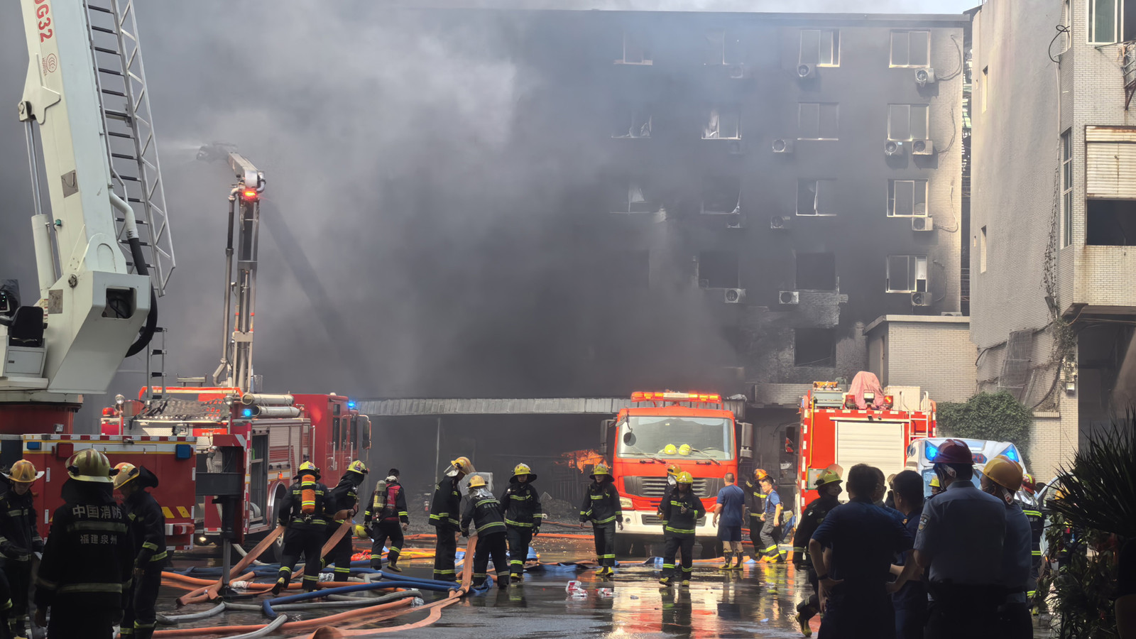 有片-福建晉江鞋廠火警釀嚴重傷亡-多人一度被困樓頂搜救仍繼續
