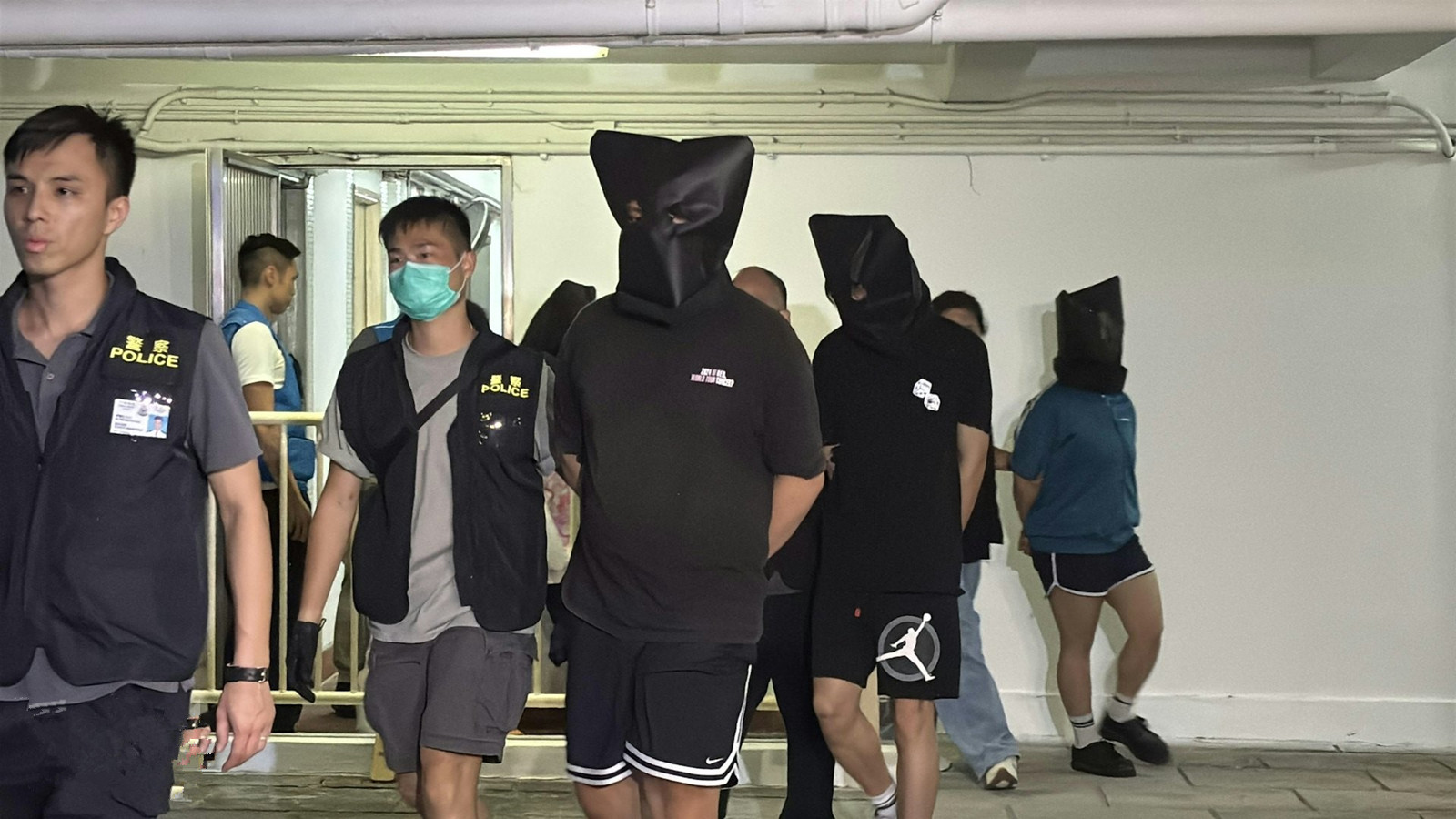 警搗長沙灣住宅製毒中心檢300萬元毒品-拘3大學生1咖啡師