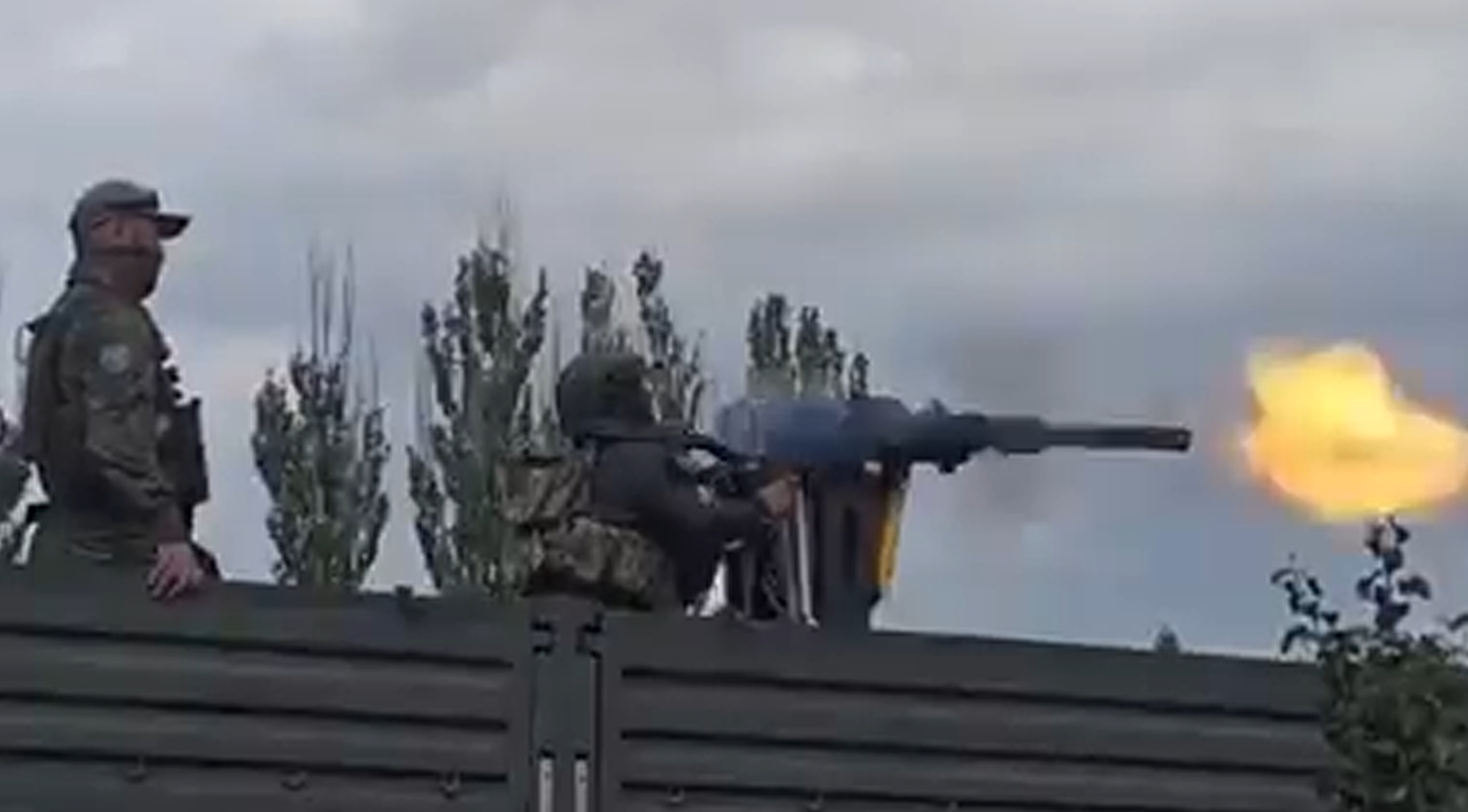 有片-俄軍改裝機槍後座力超強失控掃射-射手被甩飛圍觀士兵險喪命