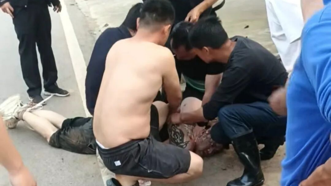有片-湖南一男子當街對女子施暴-69歲老人上前制暴被對方咬掉鼻子吞入肚