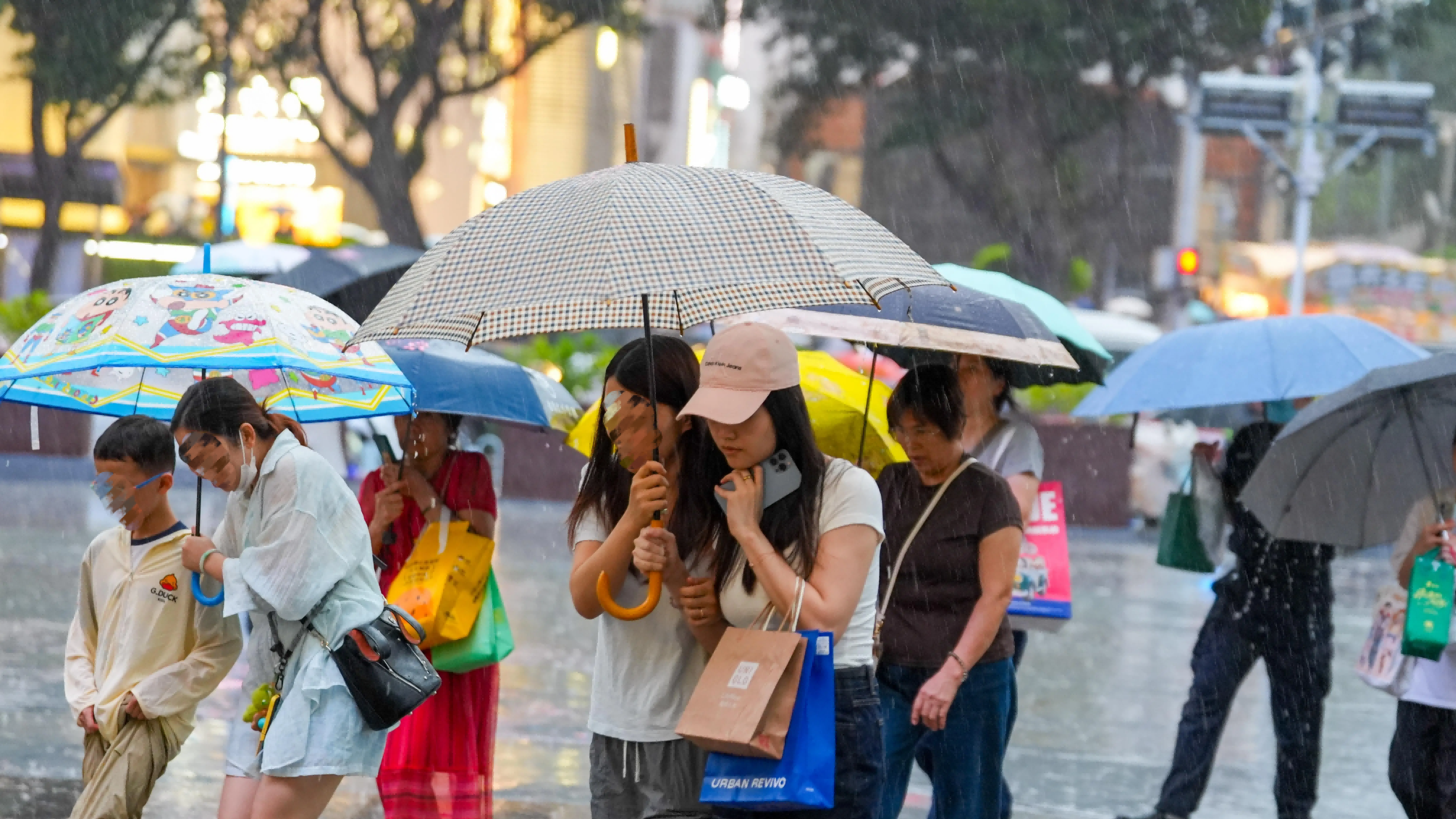 廣東多地遭季風槽引發大雨-多地暴雨雷雨大風預警陸續生效