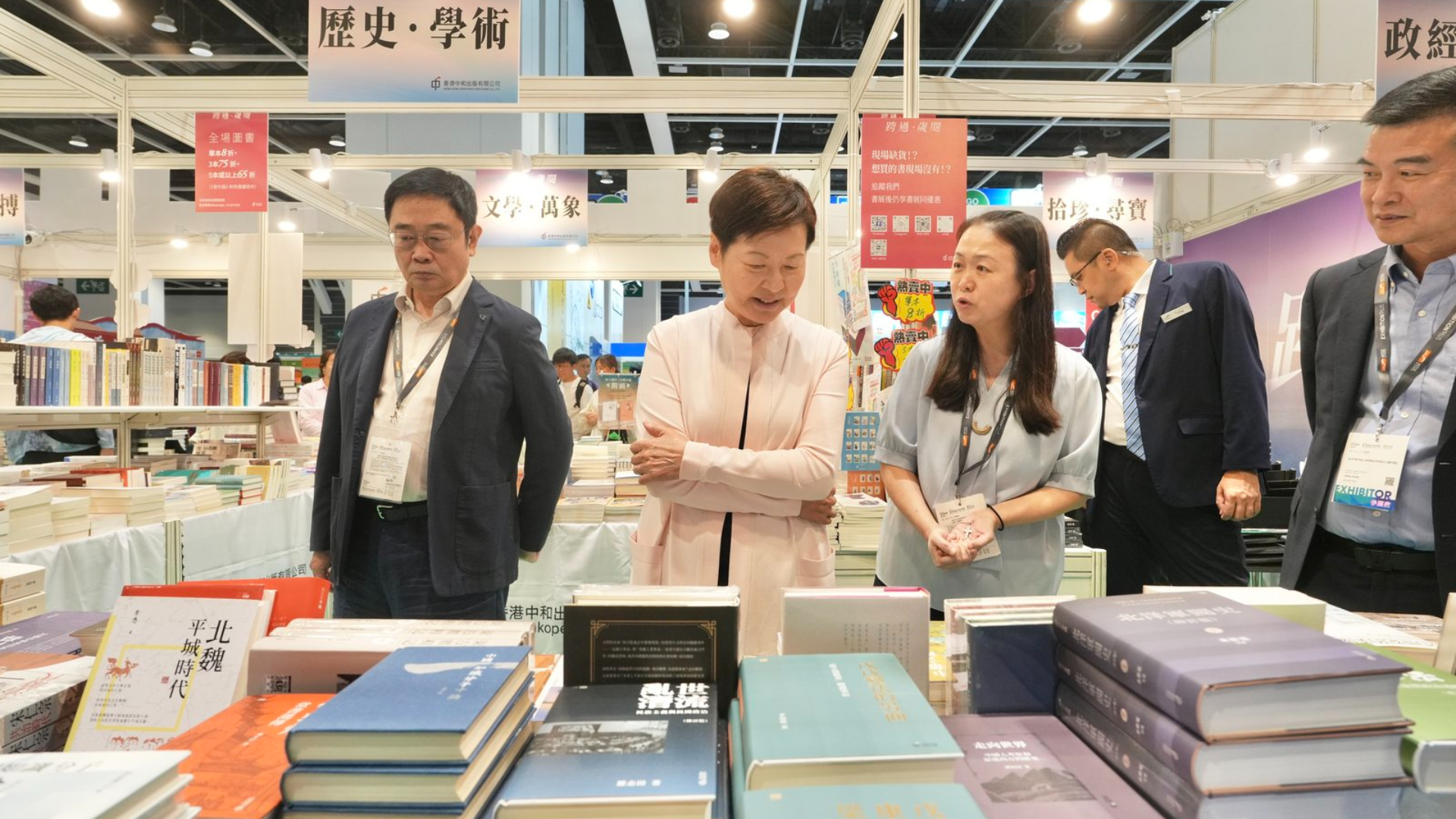 香港書展-林鄭月娥逛書展-打書釘--心水哪些書籍
