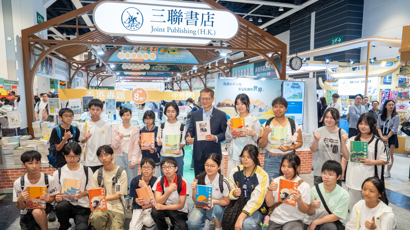 香港書展-陳茂波與中學生逛展關注AI應用-孫東親身體驗-文物合照